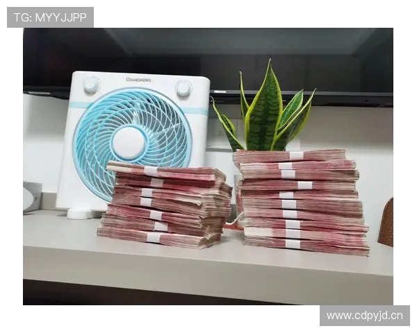 常园在咖啡馆随手掏出一沓黑卡给朋友买单，旁边顾客全当现场秀看着