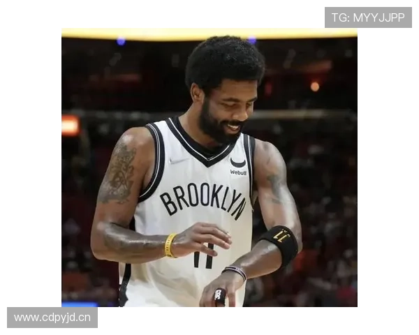 凯里·欧文逛街那套真是魔性，衣服像街坊亲切，手上的配饰直接把VIP拉满